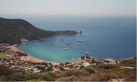 La baia del Campese con la Torre Medicea (a destra). In mare (s.), il pilone superstite della teleferica e, a chiusura della baia, il Faraglione. 